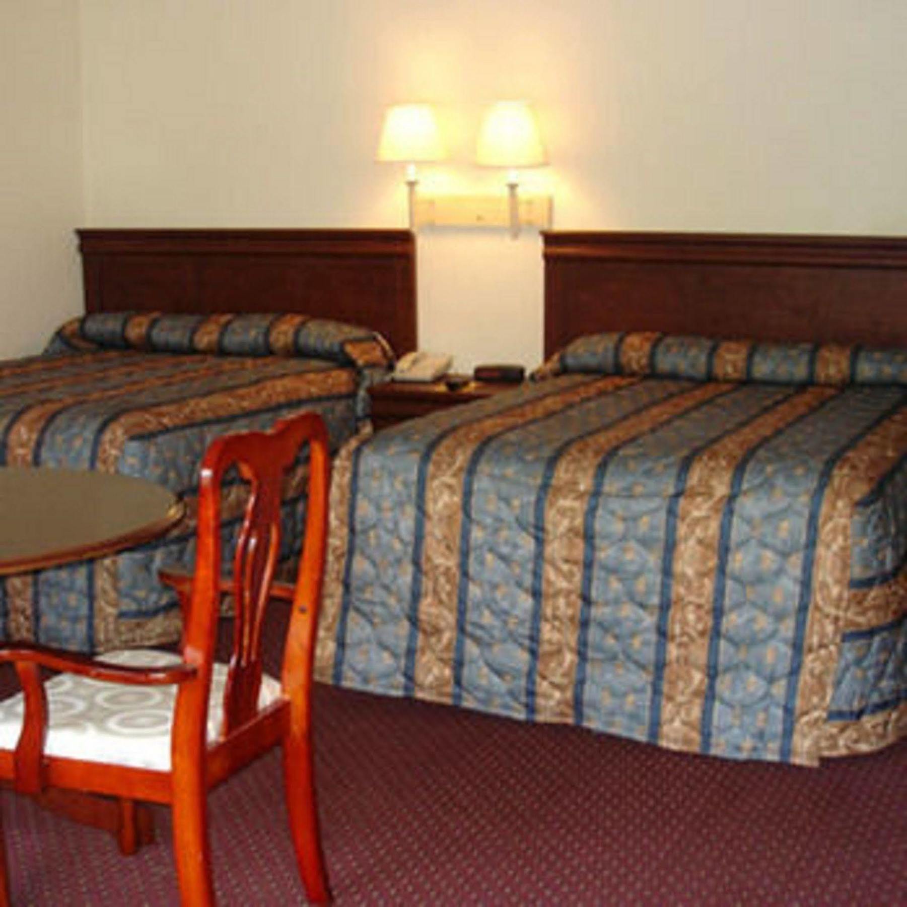 The Whispering Pines Motel- Whitestone White Stone Room photo