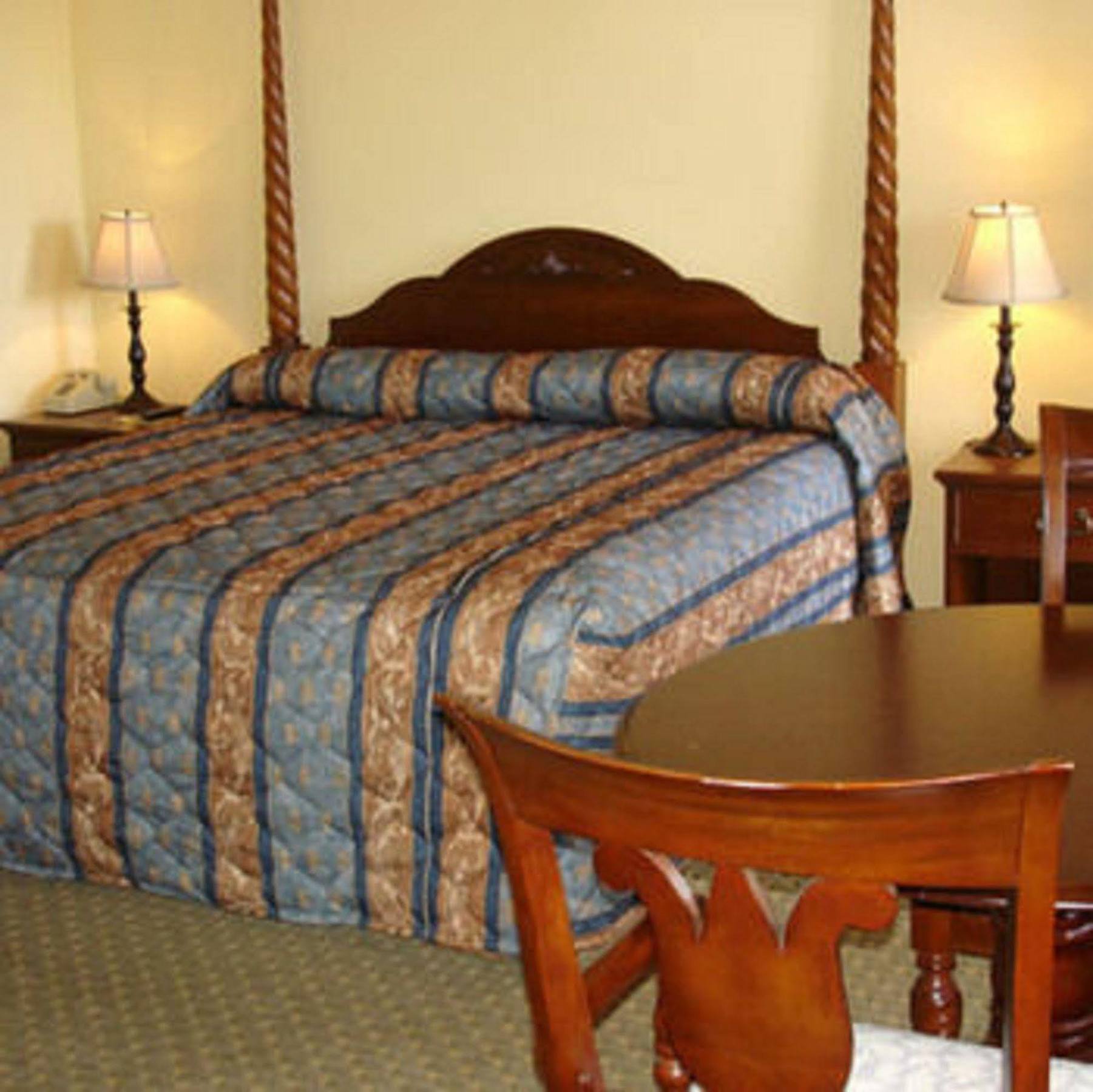The Whispering Pines Motel- Whitestone White Stone Room photo