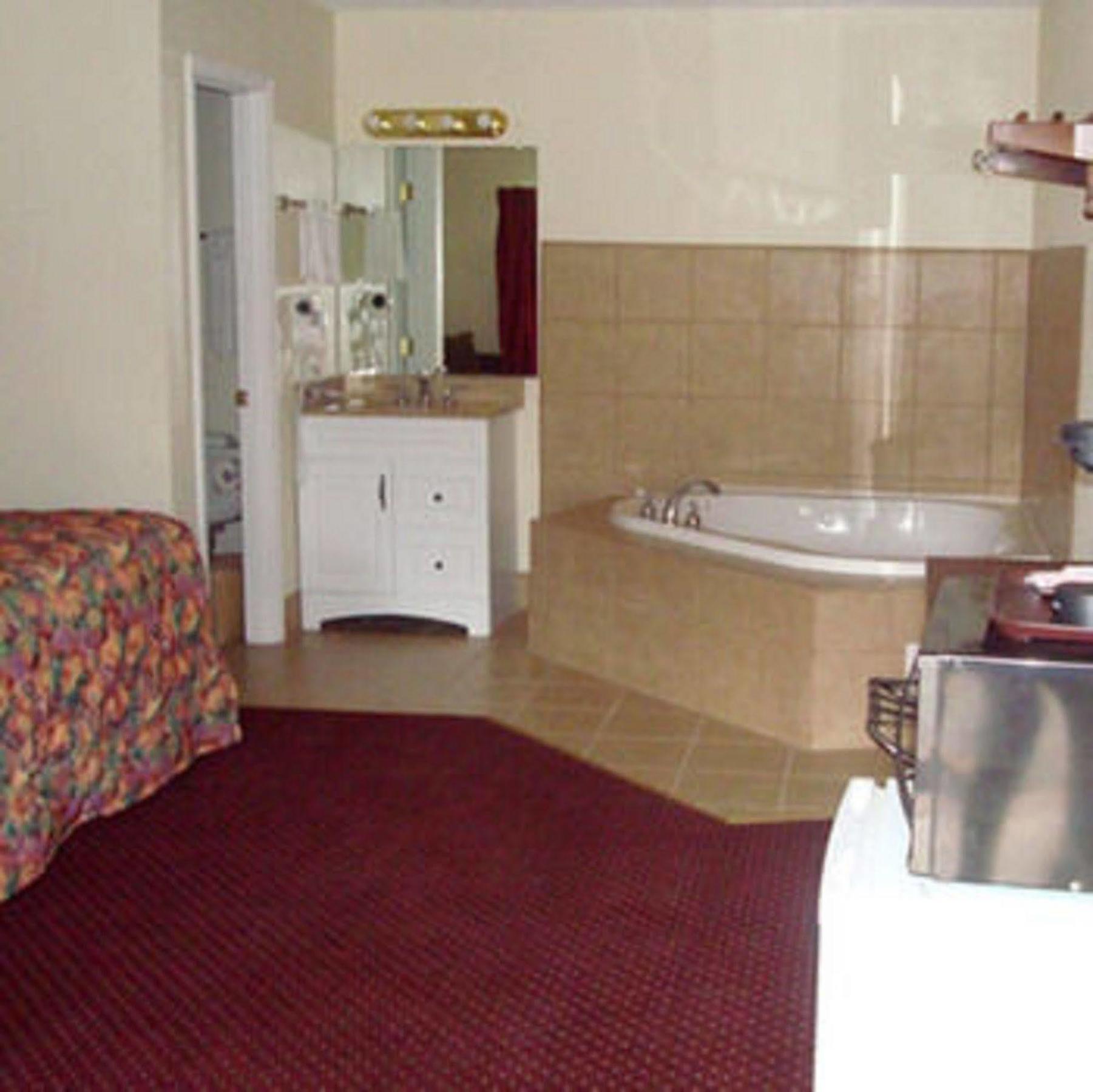 The Whispering Pines Motel- Whitestone White Stone Room photo