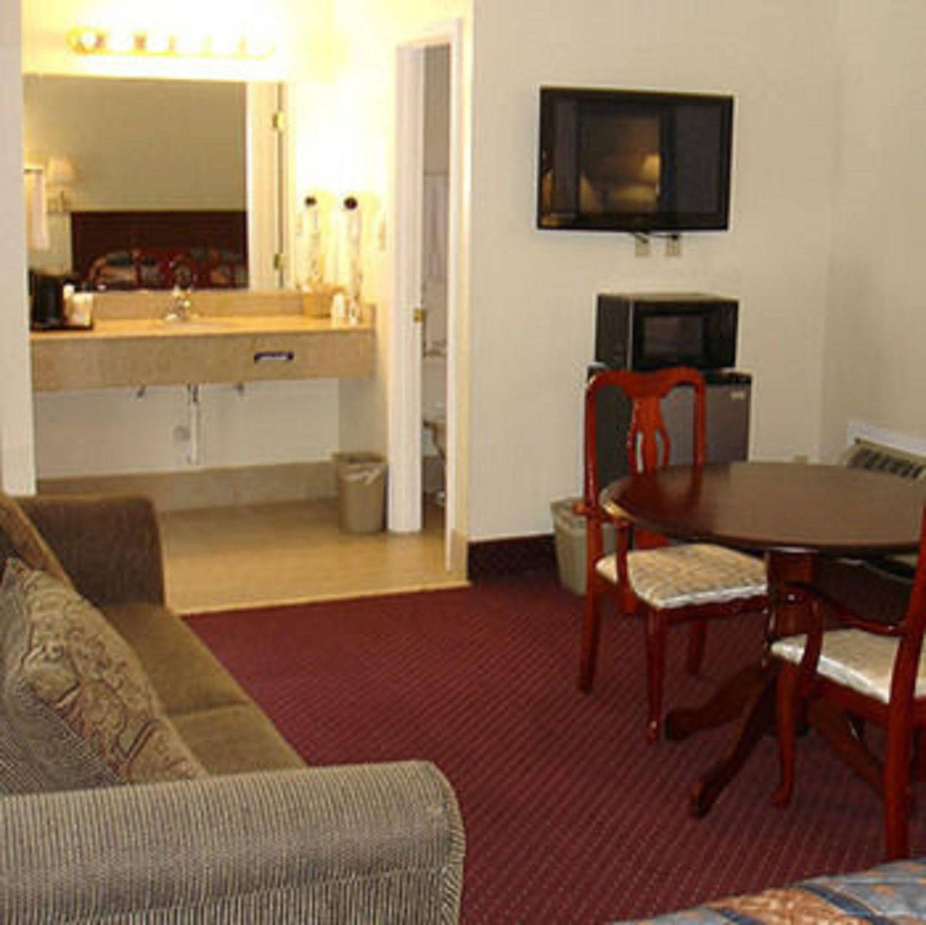 The Whispering Pines Motel- Whitestone White Stone Room photo