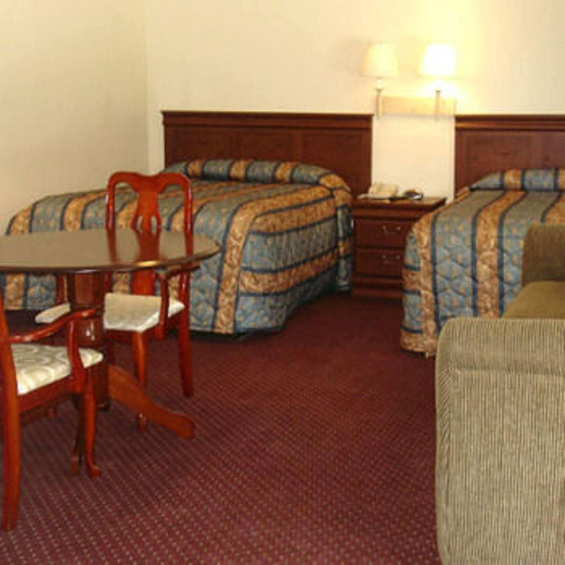 The Whispering Pines Motel- Whitestone White Stone Room photo